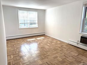 40 Daley Place 124, Lynbrook NY 11563
