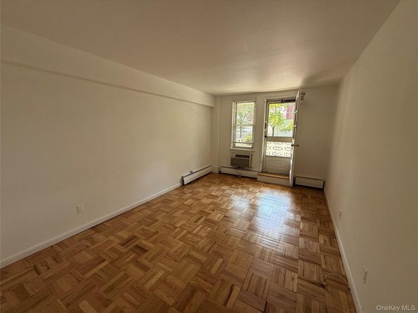 40 Daley Place 124, Lynbrook NY 11563