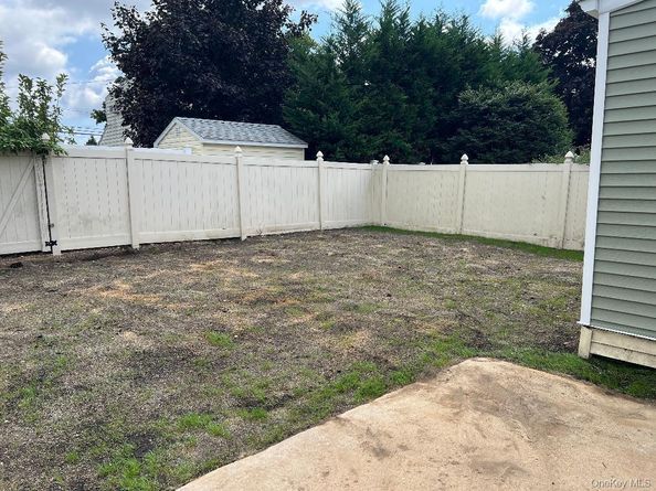 27 Taca Boulevard, Deer Park NY 11729