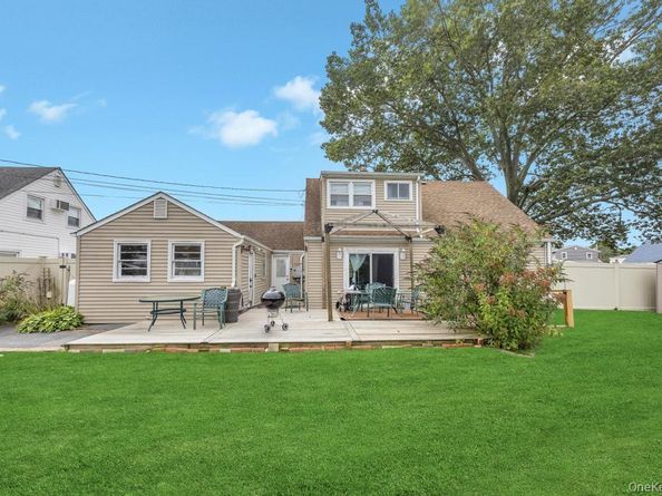 3 Snapdragon Lane, Levittown NY 11756