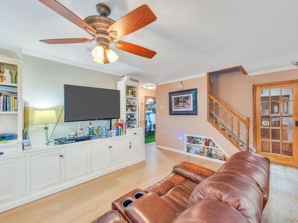 3 Snapdragon Lane, Levittown NY 11756
