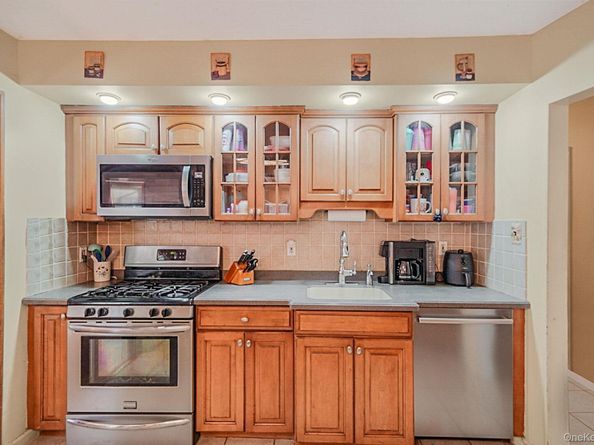 21 Coleridge Road, Holbrook NY 11741
