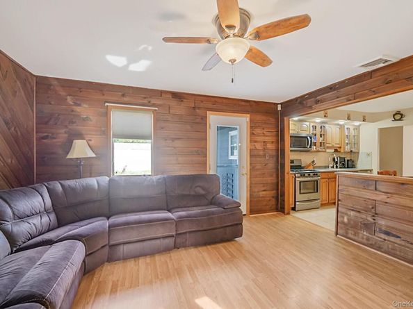 21 Coleridge Road, Holbrook NY 11741