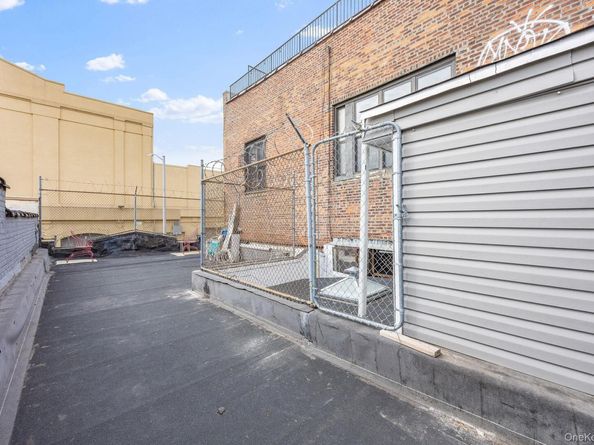 21 Thames Street, Brooklyn NY 11206