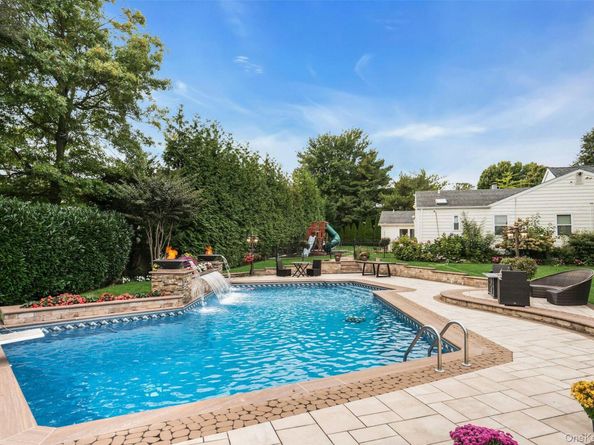 1 Regency Lane, Dix Hills NY 11746