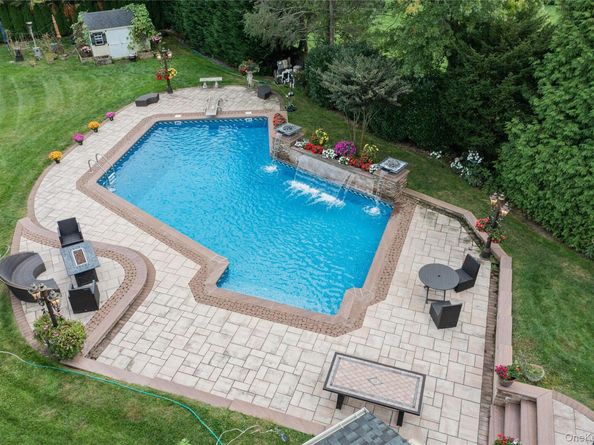 1 Regency Lane, Dix Hills NY 11746