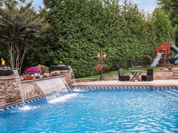 1 Regency Lane, Dix Hills NY 11746