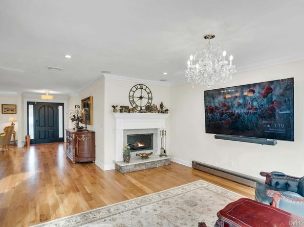 1 Regency Lane, Dix Hills NY 11746