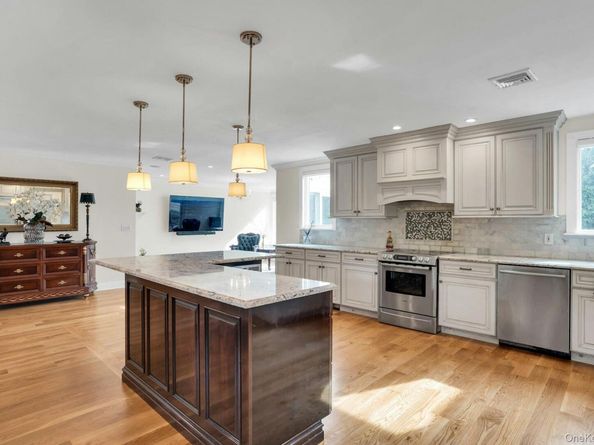 1 Regency Lane, Dix Hills NY 11746
