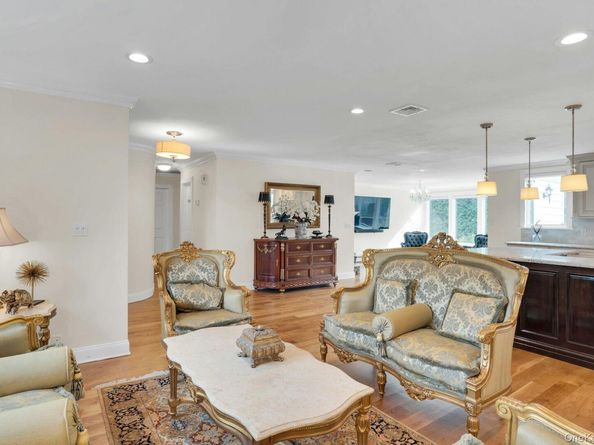 1 Regency Lane, Dix Hills NY 11746