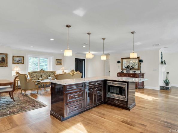 1 Regency Lane, Dix Hills NY 11746