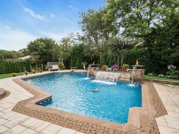 1 Regency Lane, Dix Hills NY 11746