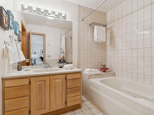 36 Harbor Blvd, East Hampton NY 11937