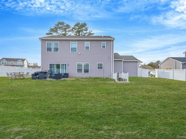 7 Pondview Circle, Shirley NY 11967