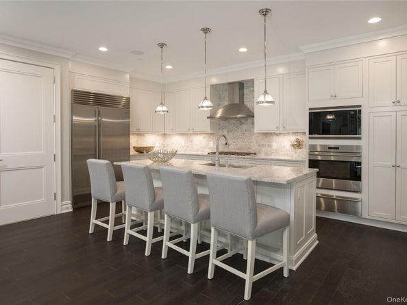 3000 Royal Court 3211, North Hills NY 11040