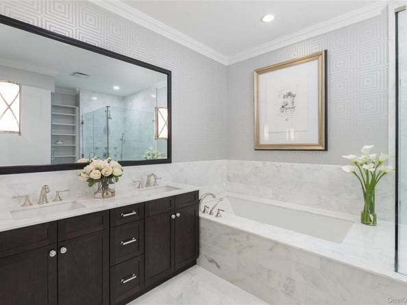 3000 Royal Court 3211, North Hills NY 11040