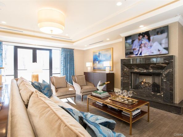 3000 Royal Court 3211, North Hills NY 11040