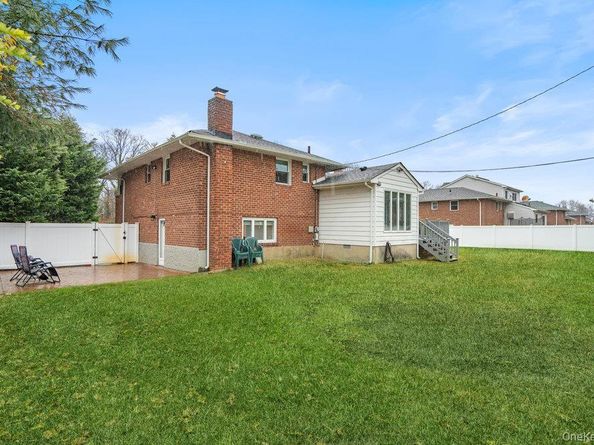 15 Morris Drive, Syosset NY 11791