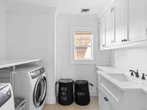 17 Ludlow Lane, Hampton Bays NY 11946