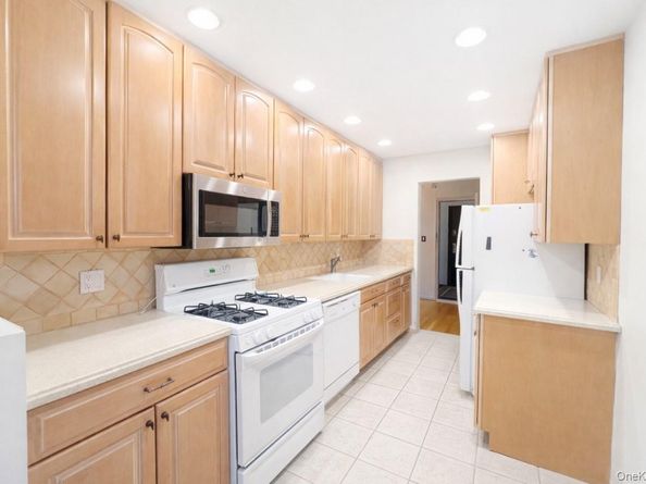 209-25 18th Ave 4C, Bayside NY 11360