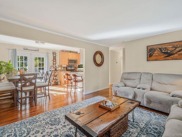 22 5th Avenue, Smithtown NY 11787