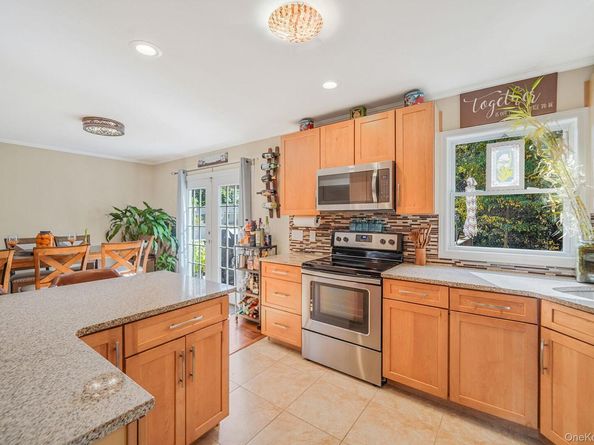 22 5th Avenue, Smithtown NY 11787