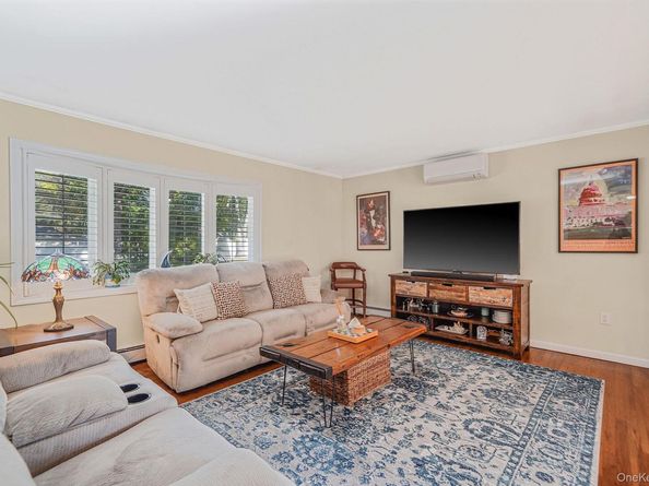 22 5th Avenue, Smithtown NY 11787