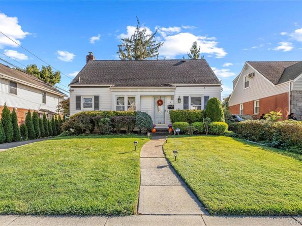 38 primrose Drive, New Hyde Park NY 11040