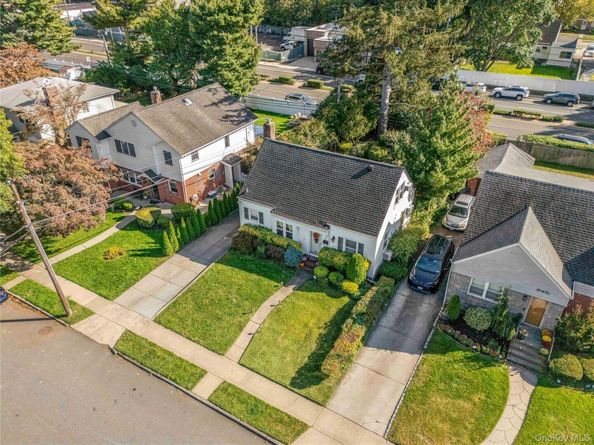 38 primrose Drive, New Hyde Park NY 11040