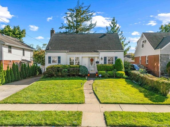 38 primrose Drive, New Hyde Park NY 11040