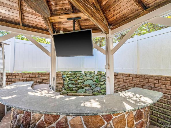 2 Max Way, Commack NY 11725