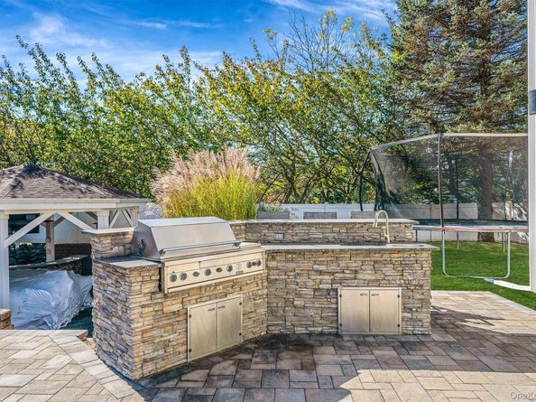 2 Max Way, Commack NY 11725