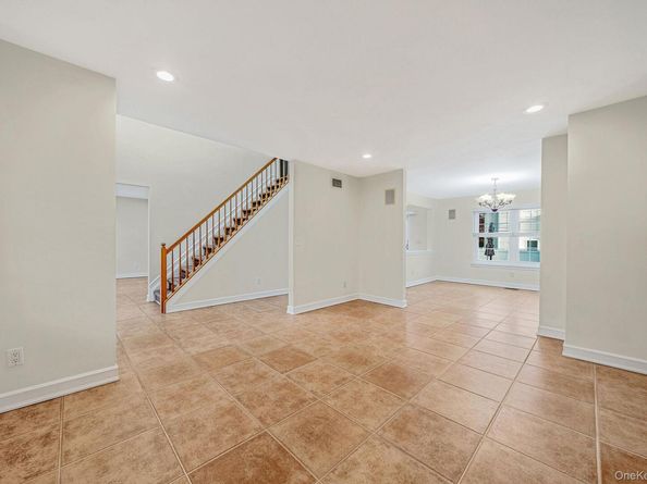 2 Max Way, Commack NY 11725