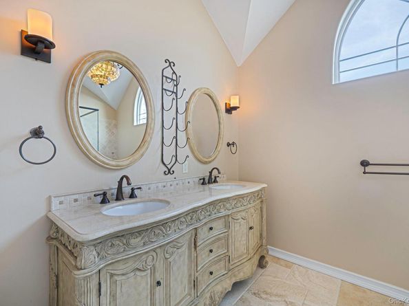 2 Max Way, Commack NY 11725