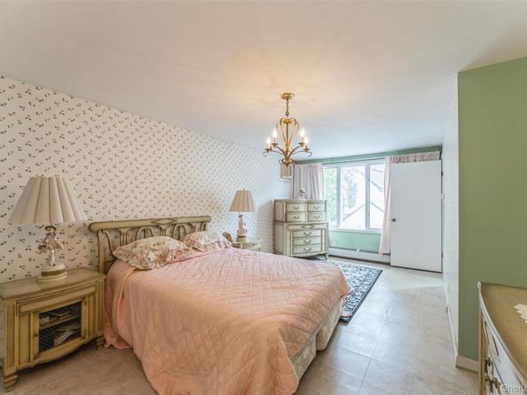 596 Foch Boulevard, Williston Park NY 11596