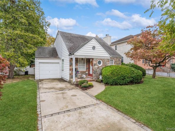596 Foch Boulevard, Williston Park NY 11596