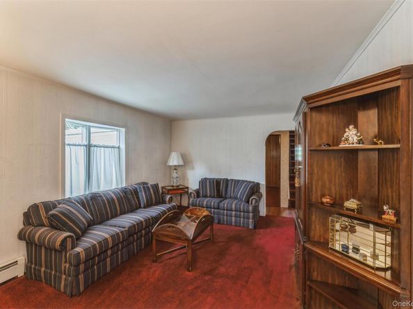 596 Foch Boulevard, Williston Park NY 11596