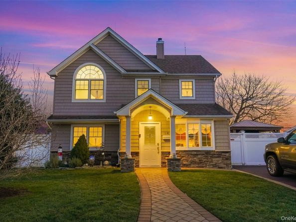 18 Plow Lane, Levittown NY 11756