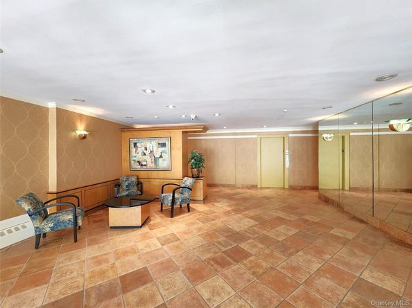 25 Park Place 3R, Great Neck Plaza NY 11021