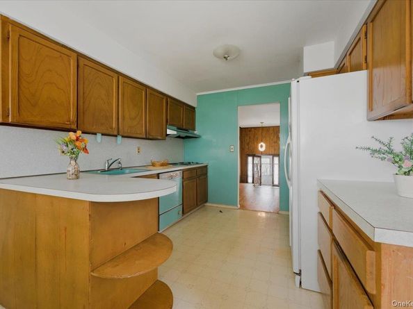 10 Gate Lane, West Islip NY 11795