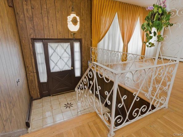 10 Gate Lane, West Islip NY 11795