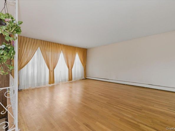 10 Gate Lane, West Islip NY 11795