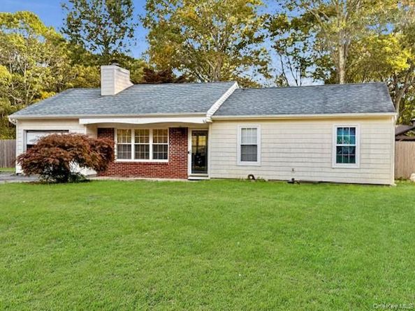 8 Fox Hollow Lane, Ridge NY 11961