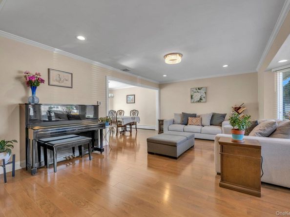 5 Hillvale Road, Syosset NY 11791