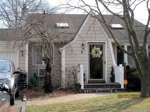 8 Lion Lane, North Babylon NY 11703