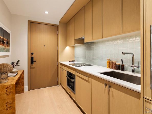 24-01 Queens Plaza N 1504, Long Island City NY 11101