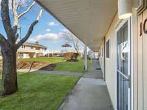 61 W Tiana Road 10, Hampton Bays NY 11946