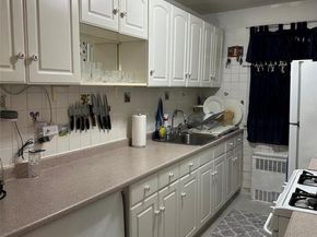 87-15 204th Street B67, Hollis NY 11423