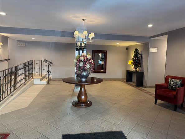 241-20 Northern Blvd 6H, Douglaston NY 11363