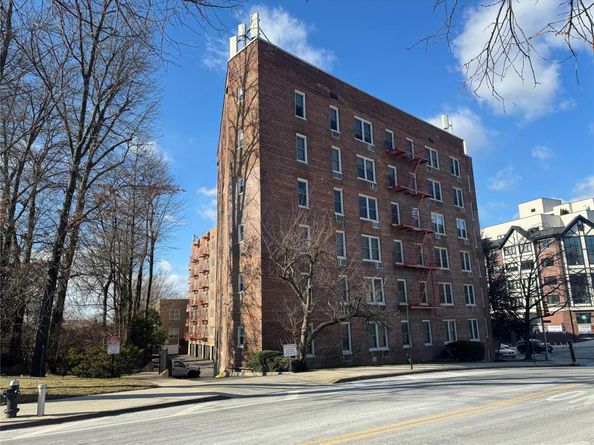 241-20 Northern Blvd 6H, Douglaston NY 11363